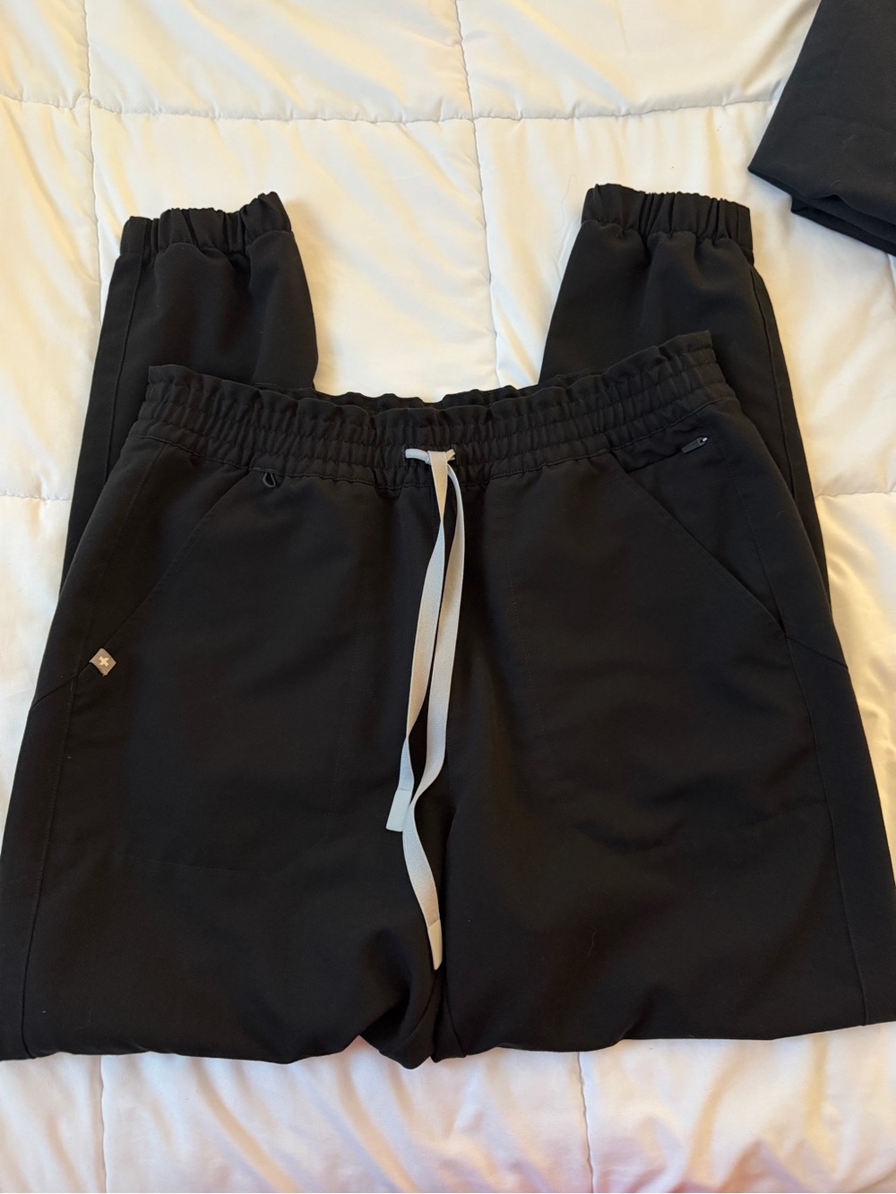 Women’s figs jogger scrub pants L